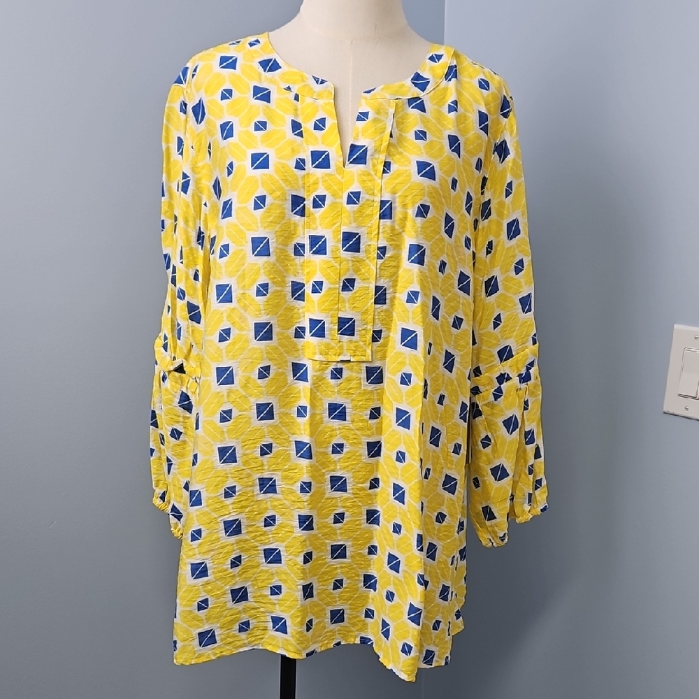 Multiples 3/4 Tiered Sleeves V-neck Tunic: Yellow/Blue/White Print: Size- 1X